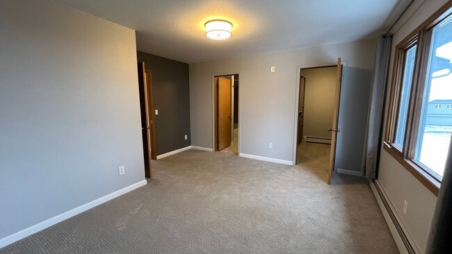 Building Photo - Beautifully maintained (3) bedroom, (2) ba...