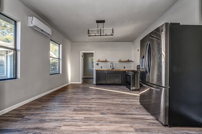 Building Photo - New 3 Bedroom 2 Bath on Stanley SW