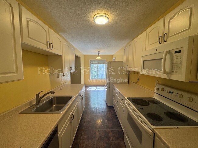 Building Photo - 95 Woodsedge Dr