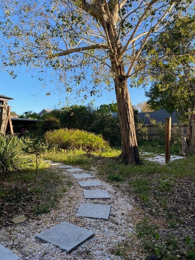 Building Photo - Florida living at its finest with the 2 bedrooms and 2 bathrooms plus a flex room home!