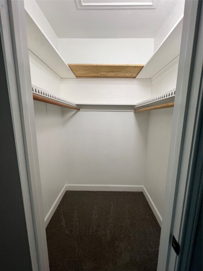 Building Photo - 2100 Tanglewilde St