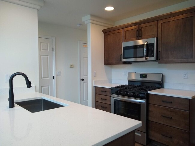 Building Photo - 3 Bedroom House in the Heights On Hood River