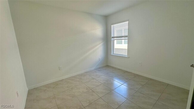 Building Photo - 3034 Royal Gardens Ave