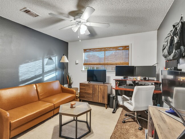 Building Photo - 702 Olde Oaks Dr
