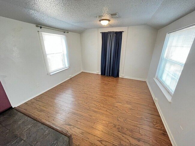 Building Photo - Perfect Rental for Families — Great Location!