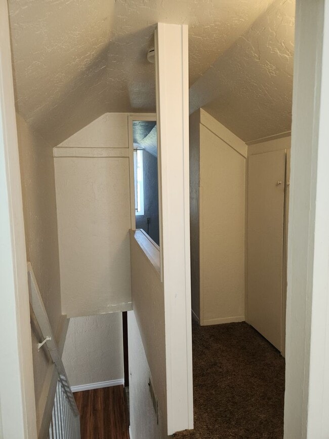 Building Photo - 4 Bedroom 1 Bath House