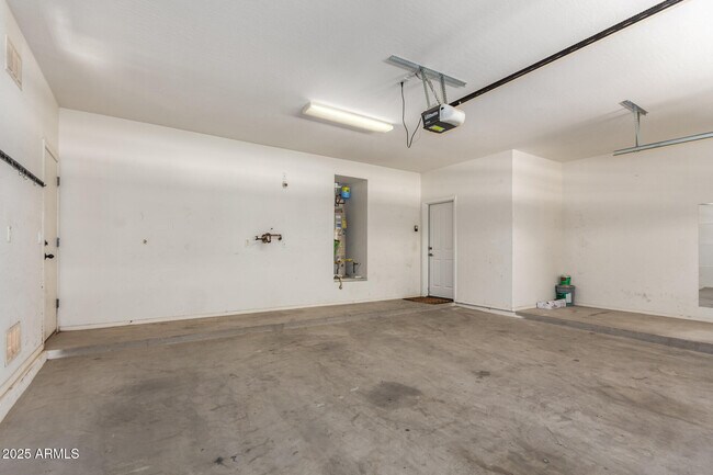 Building Photo - 15668 W Meadowbrook Ave