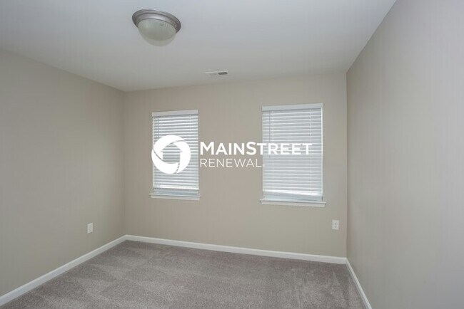 Building Photo - 4 Bedroom Pet-Friendly Home in Charlotte, NC with Main Street Renewal