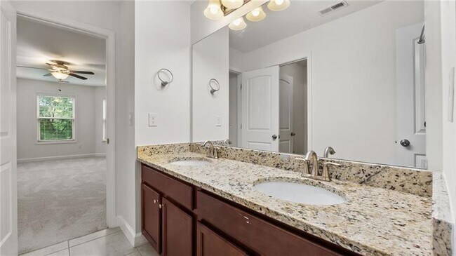 Building Photo - 2040 Bloomfield Ct