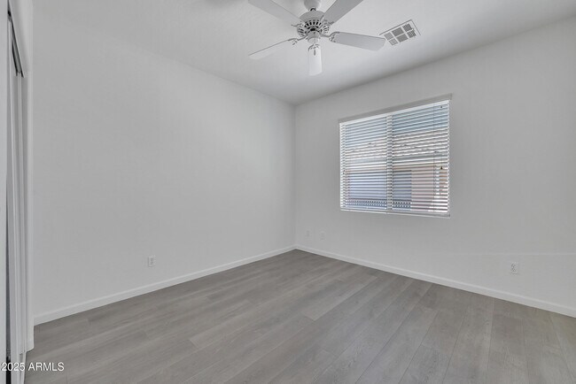 Building Photo - 955 E Knox Rd