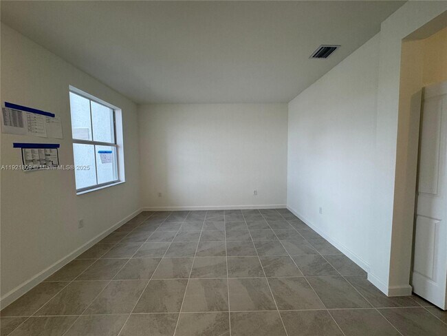 Building Photo - 2622 SE 27th Ct