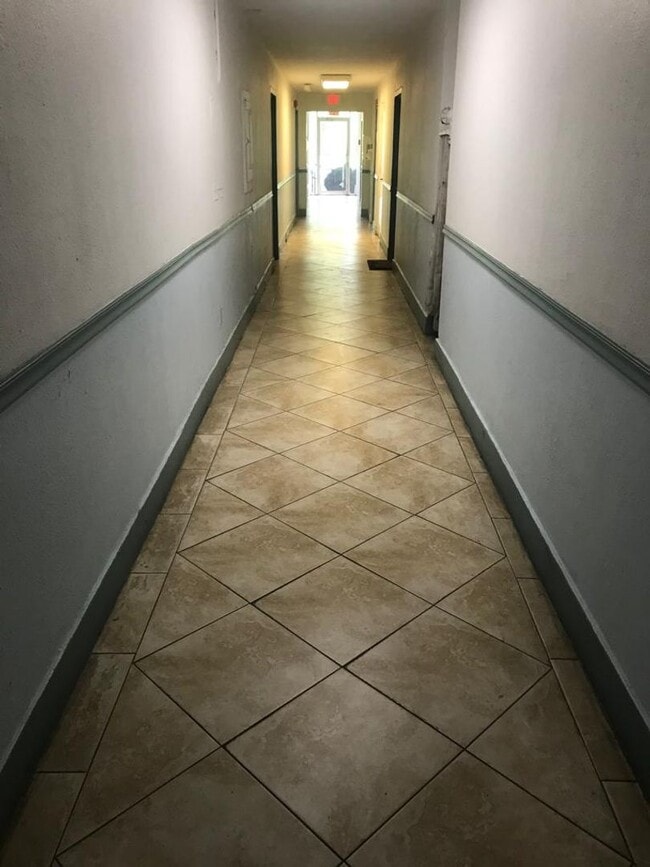 Building Photo - Renovated Art Deco Beauty!