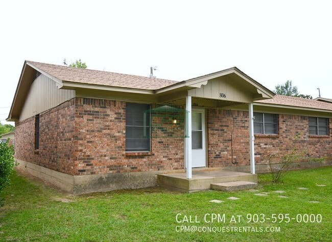 Building Photo - 806 Fleetwood-