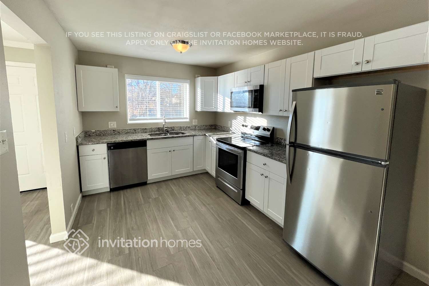 Building Photo - 1061 E 105th Pl