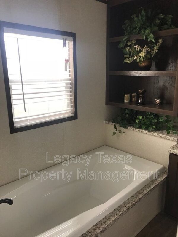 Building Photo - 800 N Old Betsy Rd