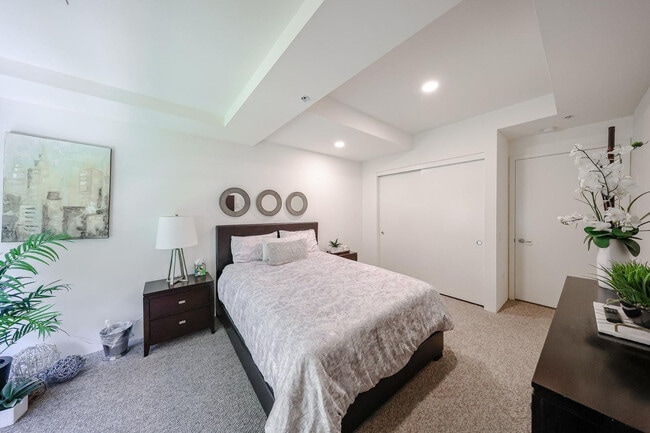 Building Photo - 7121 E Rancho Vista Dr