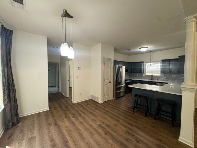 Building Photo - 1343 Island Pl E