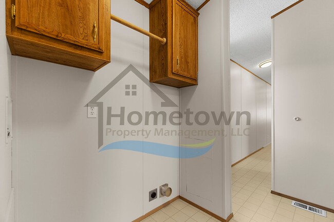 Building Photo - 2 Bedroom 1 Bath Home with Off-Street Park...