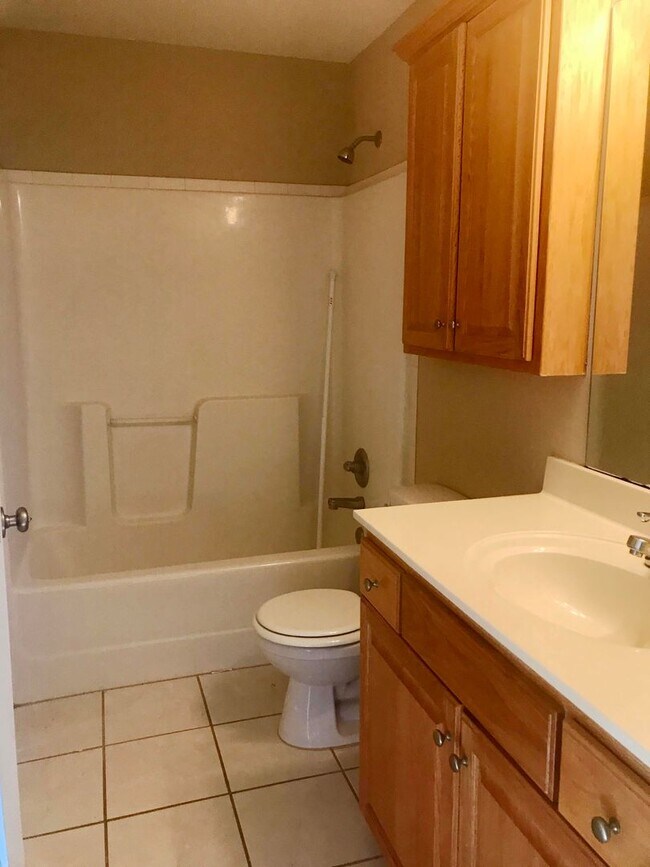 Building Photo - Wonderful 3 bed 3.5 bath near Clinton Lake!