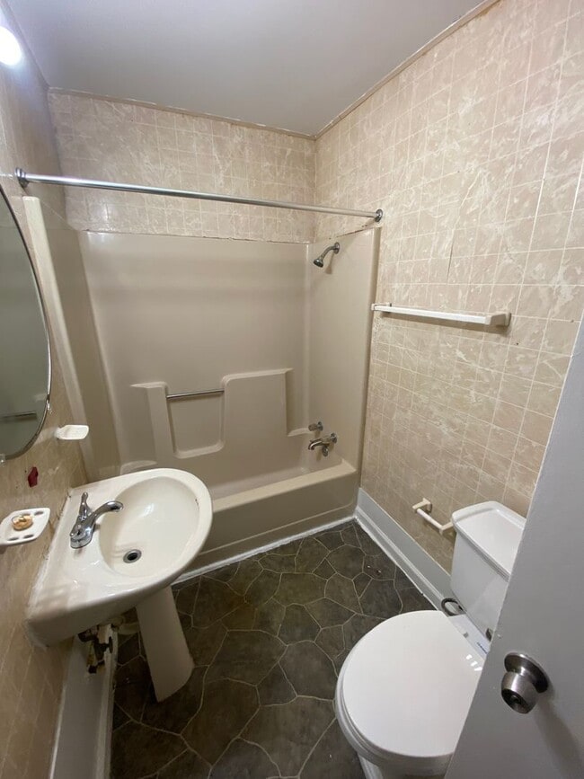 Building Photo - 5 Bedroom / 2 Bathroom Home for Rent in Columbus, GA 31906