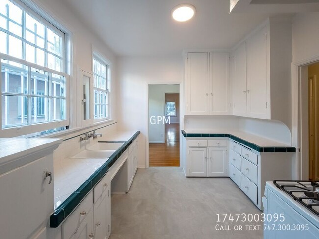 Building Photo - Spacious Hollywood Gem: Stylish 1-Bedroom ...