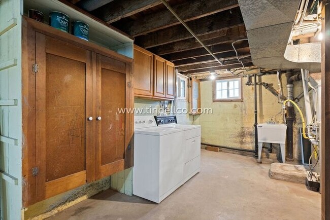 Building Photo - Updated 3 bedroom, 3 Level Home near New S...