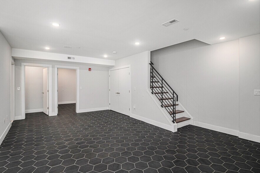 Building Photo - 1853 Hoffman St