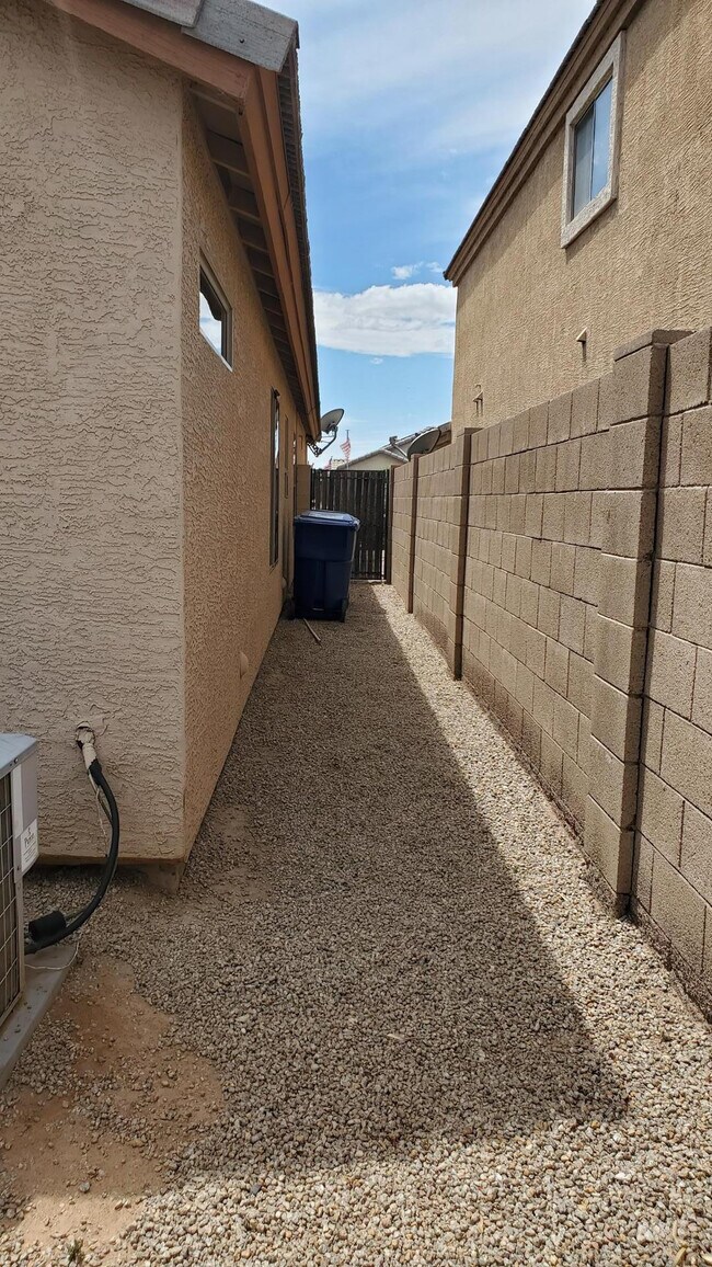 Building Photo - 10970 W Sheridan St