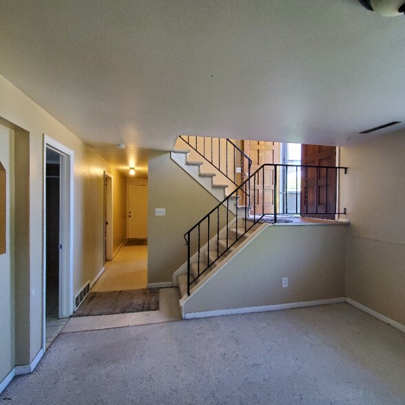 Building Photo - 3135 Vickers Dr