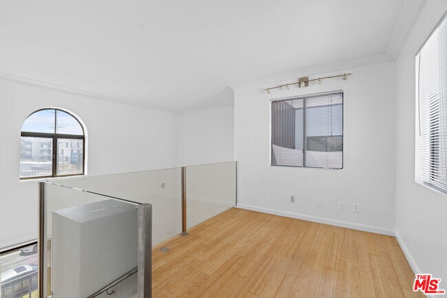 Building Photo - 2480 Penmar Ave