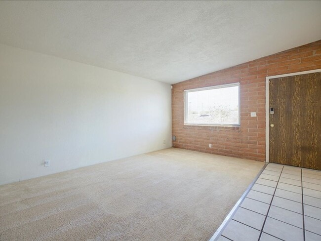 Building Photo - 3 Bedroom 2 Bathroom