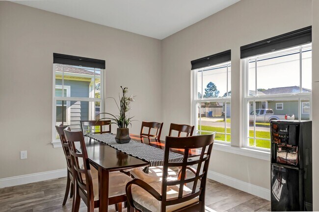 Building Photo - Solar Panel Home in East Navarre!