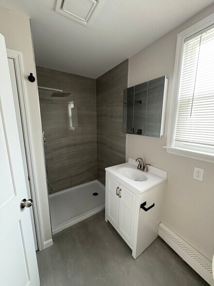 Building Photo - 305 W Clay Ave