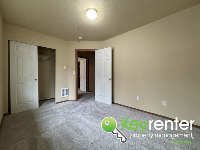 Building Photo - Modern Comfort Meets Great Location in Thi...