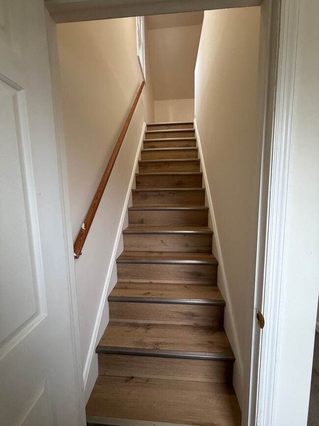 Building Photo - Quiet Neighborhood Updated 3BR Townhouse in Lancaster