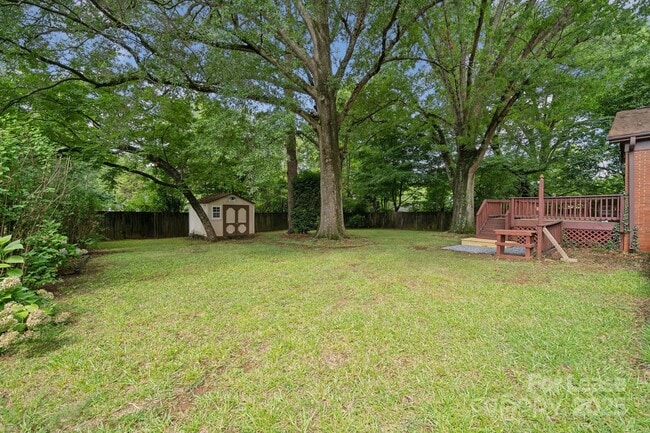 Building Photo - 1818 Woodland Dr