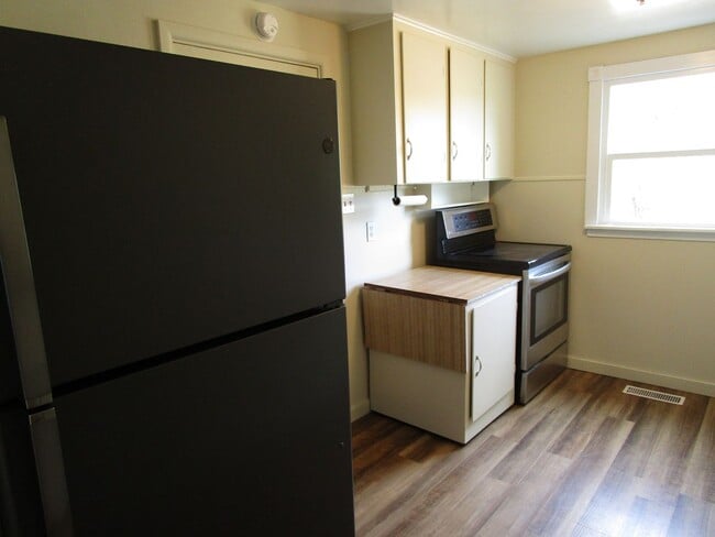 Building Photo - *APPLICATIONS PENDING* 3 Bedroom Home on 3/4 Acre - Available Soon!