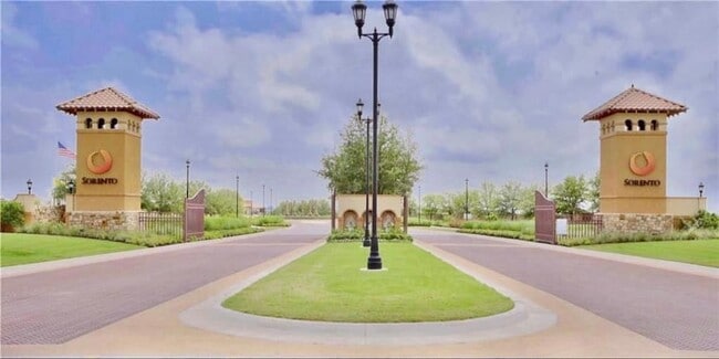 Building Photo - 16829 Aventura Ave