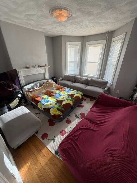 Building Photo - 123 Hillside St