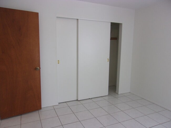 Building Photo - 2261 Maximilian Ave