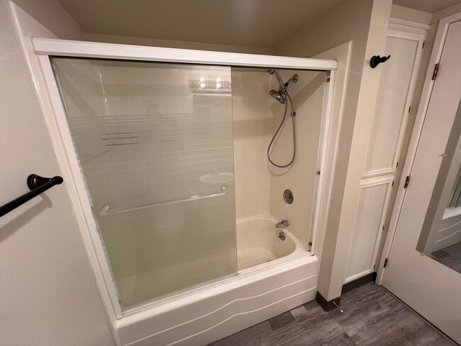 Building Photo - *Half-Off 1st Month's Rent!* Large Updated...