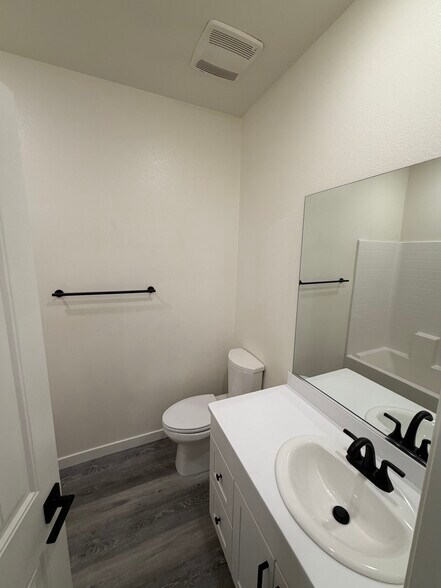 Building Photo - 30383 Town Square Dr