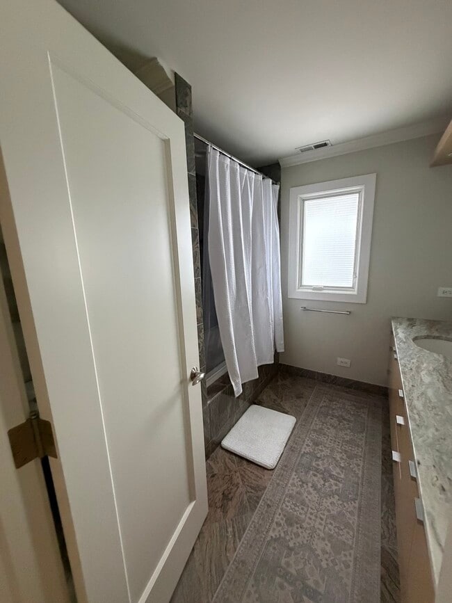 Building Photo - 525 Senon Dr