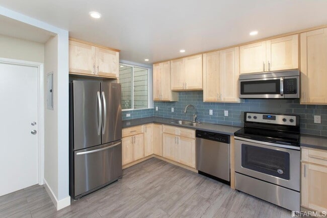 Building Photo - Large Private Bedroom in Sunset / Parkside near McCoppin Square and Taraval Corridor
