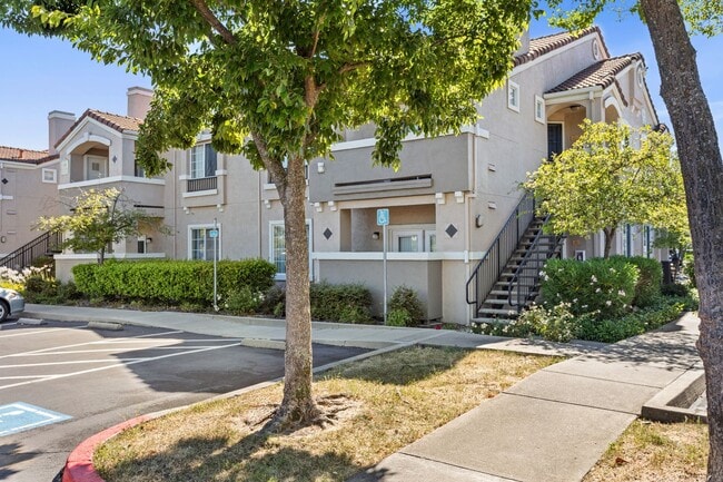 Building Photo - Gorgeous Condo in Folsom !