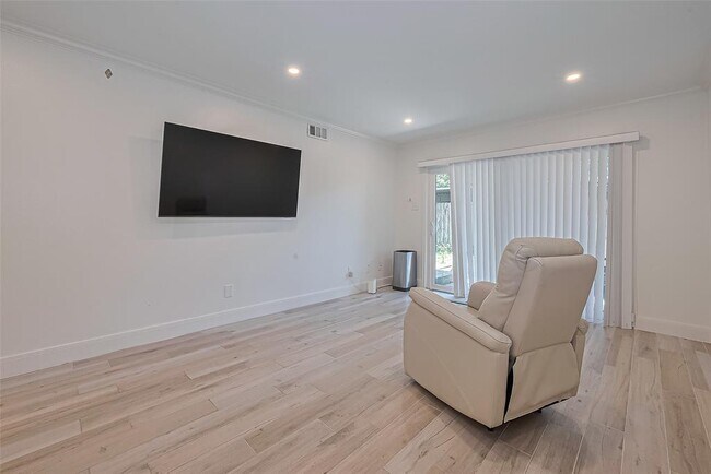 Building Photo - 887 Wax Myrtle Ln