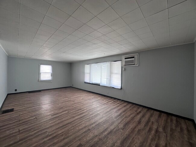 Building Photo - 1018 Chandler-