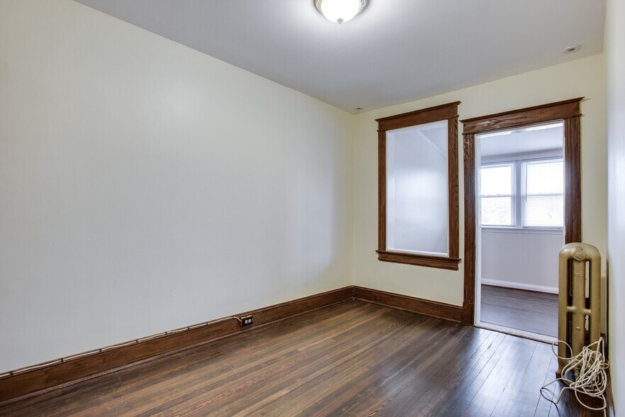 Room 2 - 702 Ingraham St NW