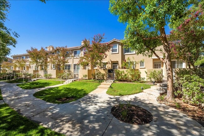 Building Photo - Stevenson Ranch Townhome!  3+2.5+ Loft!  2...