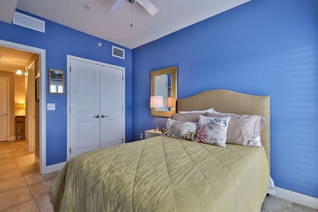 Building Photo - Oceanfront Condo 2 bed/ 2ba Beautifully Decorated and Furnished